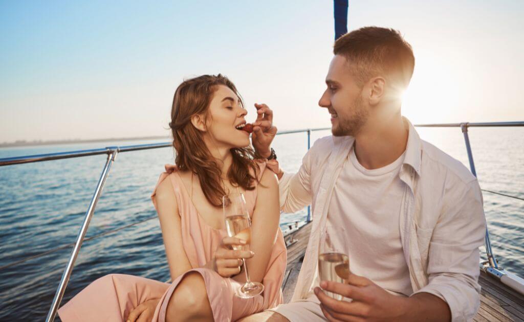 Sightseeing with Drinks-Romantic Boat Tour in Amsterdam